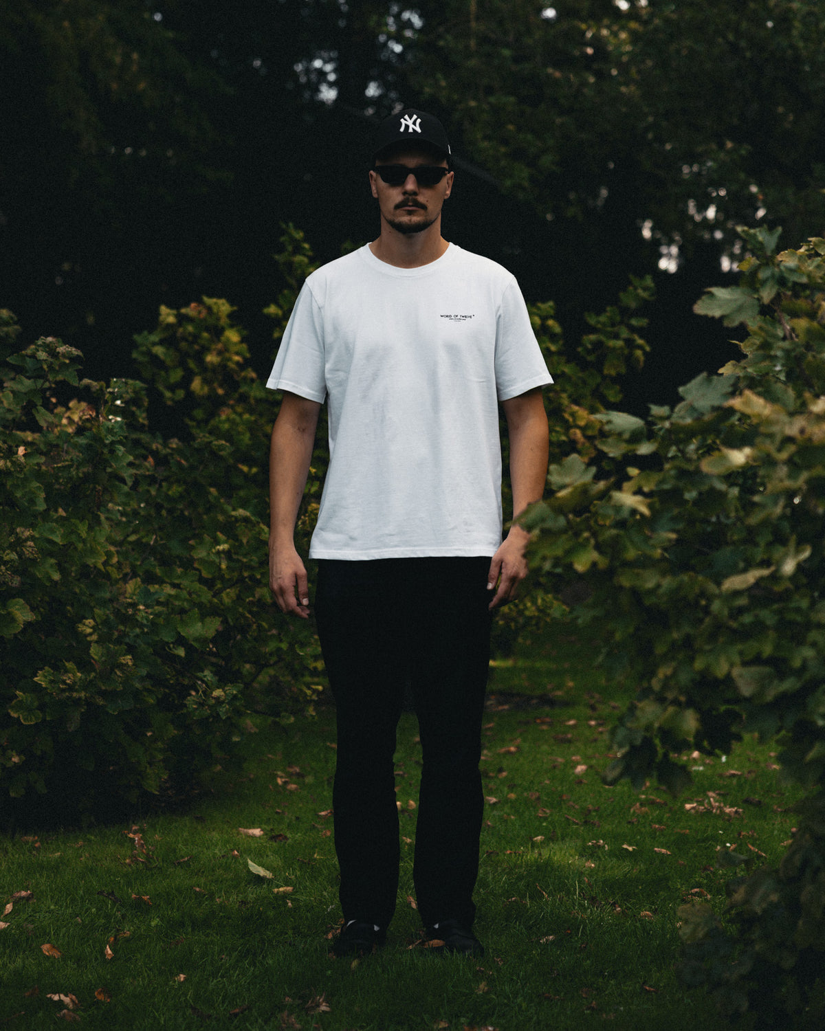 Essential oversized white T-shirt – front lifestyle