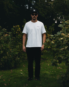 Essential oversized white T-shirt – front lifestyle