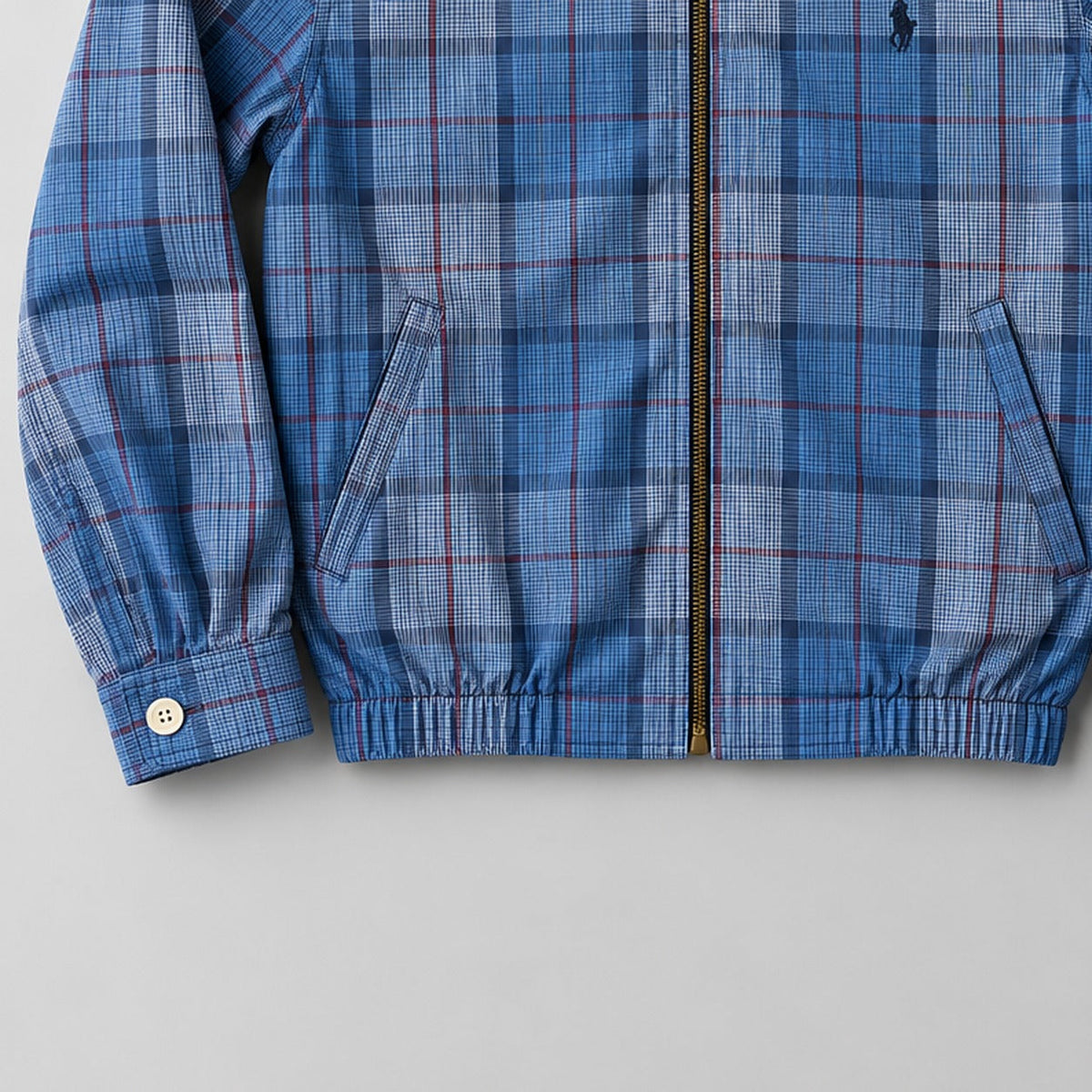 Ralph Lauren upcycled blue-plaid: gestileerd AI-detail van mouw en zoom