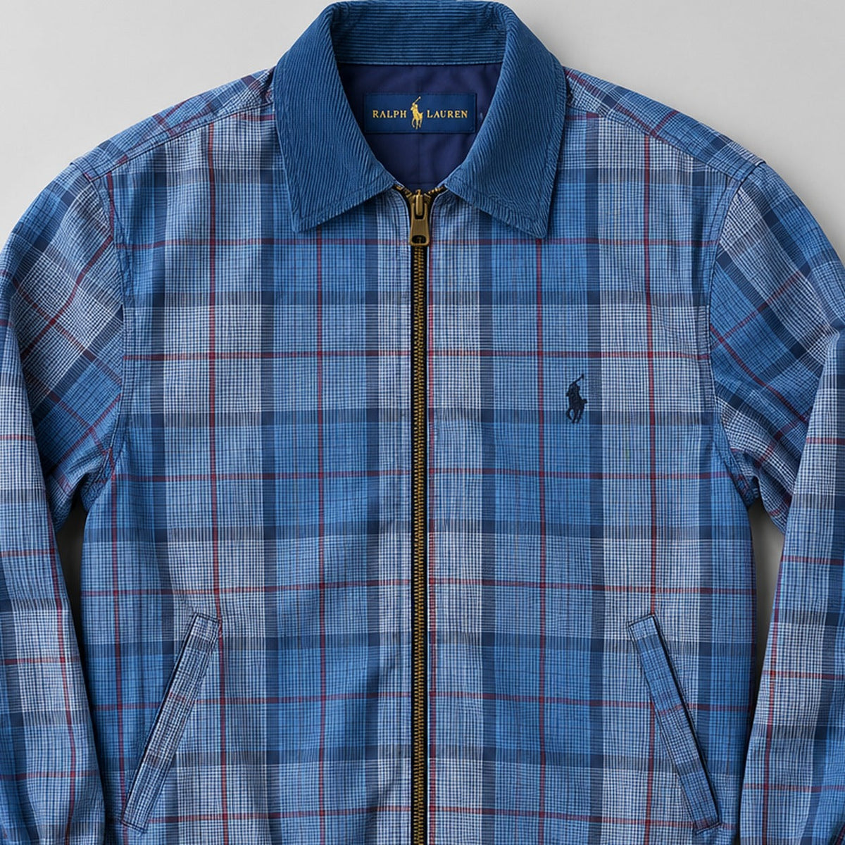 Ralph Lauren upcycled blue-plaid: gestileerd AI-detail van kraag en borst
