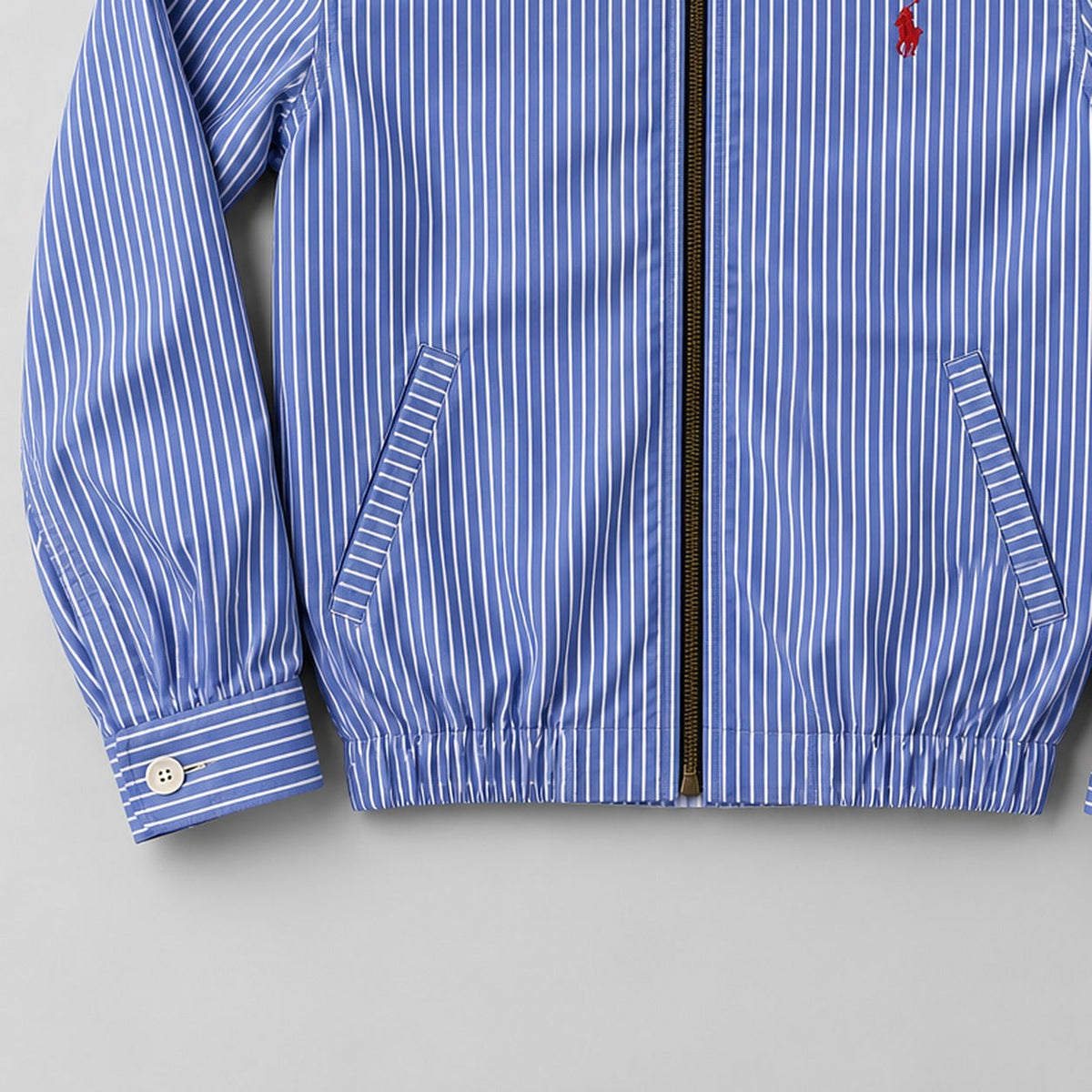 Ralph Lauren upcycled blue-stripe: gestileerd AI-detail van mouw en zoom