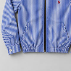 Ralph Lauren upcycled blue-stripe: gestileerd AI-detail van mouw en zoom