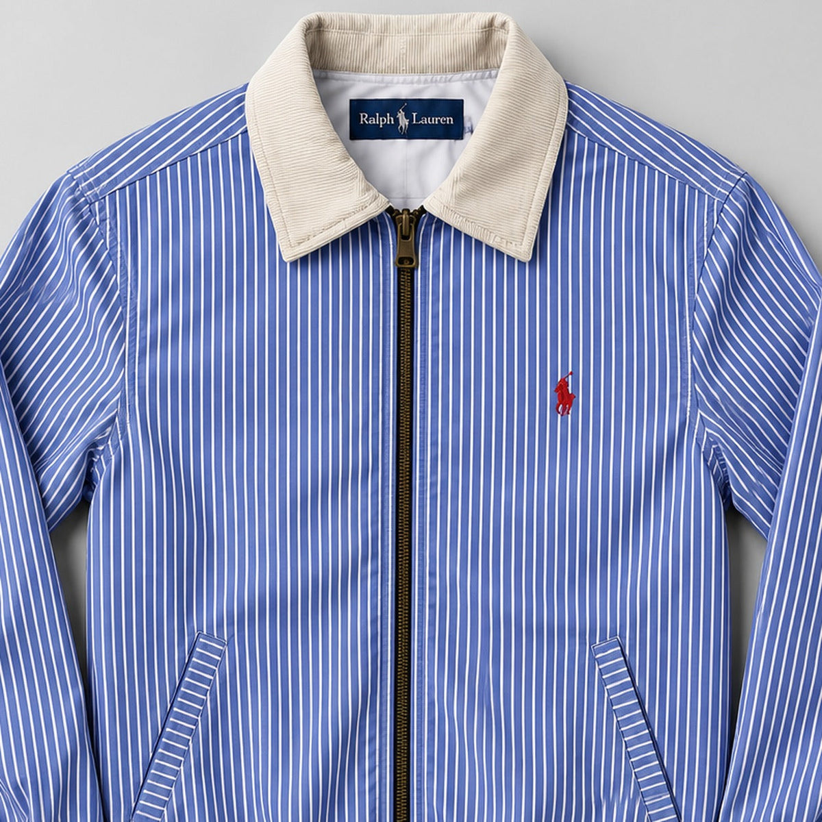 Ralph Lauren upcycled blue-stripe: gestileerd AI-detail van kraag en borst