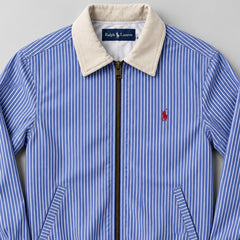 Ralph Lauren upcycled blue-stripe: gestileerd AI-detail van kraag en borst