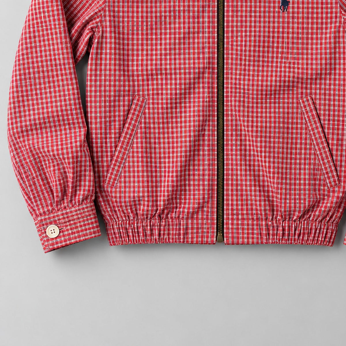 Ralph Lauren upcycled red-check: gestileerd AI-detail van mouw en zoom