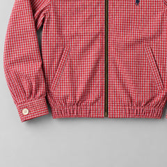 Ralph Lauren upcycled red-check: gestileerd AI-detail van mouw en zoom