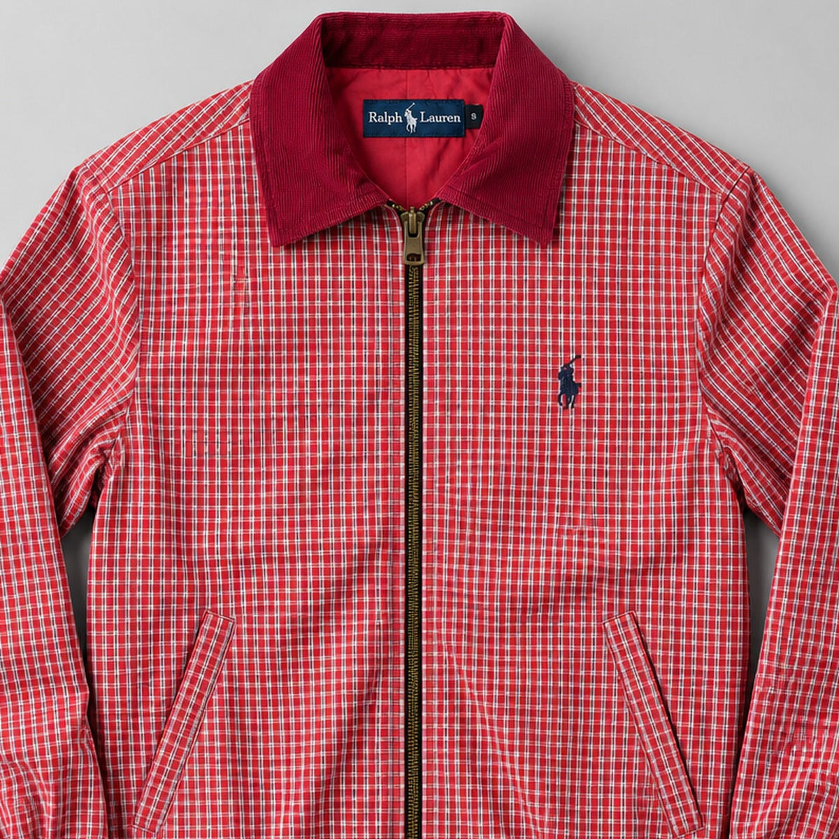 Ralph Lauren upcycled red-check: gestileerd AI-detail van kraag en borst