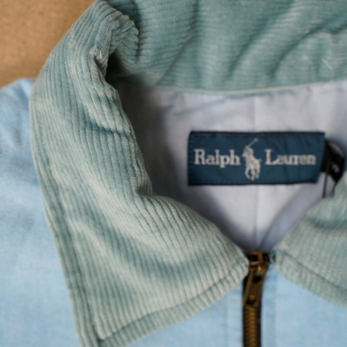 Ralph Lauren upcycled zip jacket Sky Blue Mint Collar – kraag en maatlabel, foto van het originele kledingstuk