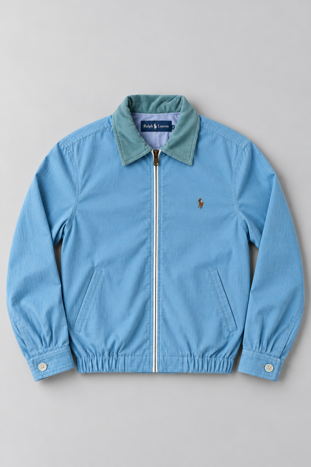 Ralph Lauren Upcycled Zip Jacket Sky Blue Mint Collar: AI-bewerkte studiofoto van voorkant, ter illustratie; details kunnen afwijken van uniek exemplaar