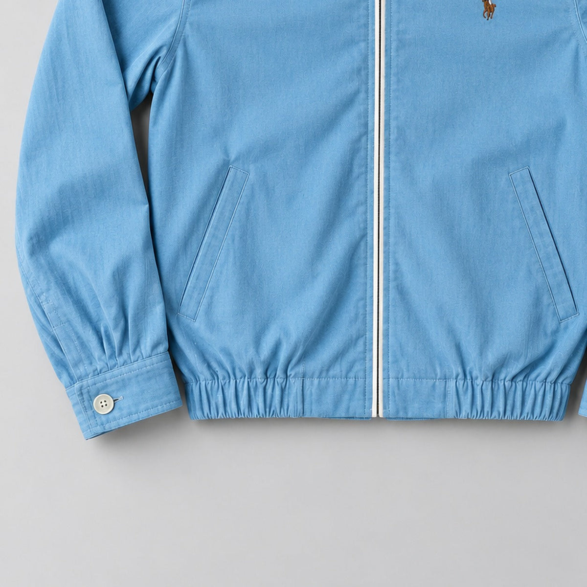 Ralph Lauren upcycled sky-blue-mint-collar: gestileerd AI-detail van mouw en zoom