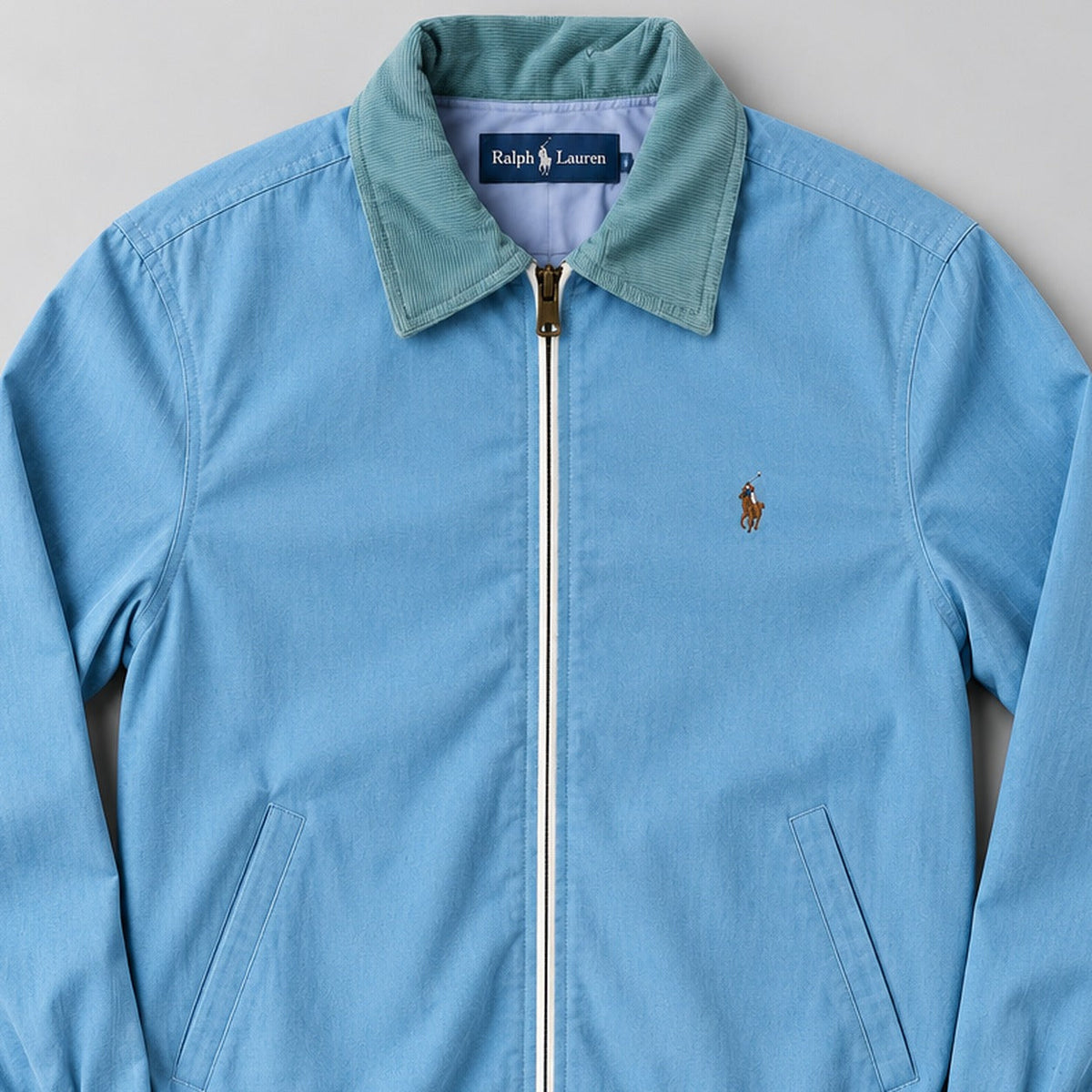Ralph Lauren upcycled sky-blue-mint-collar: gestileerd AI-detail van kraag en borst