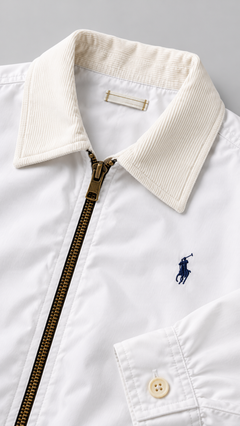 White Gold Label: editorial detail van witte stof, corduroy kraag, rits en borduurlogo