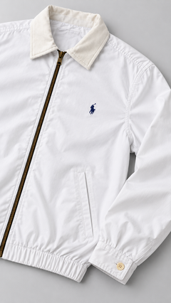 White Gold Label: detail van witte mouw, manchet, steekzak en elastische zoom