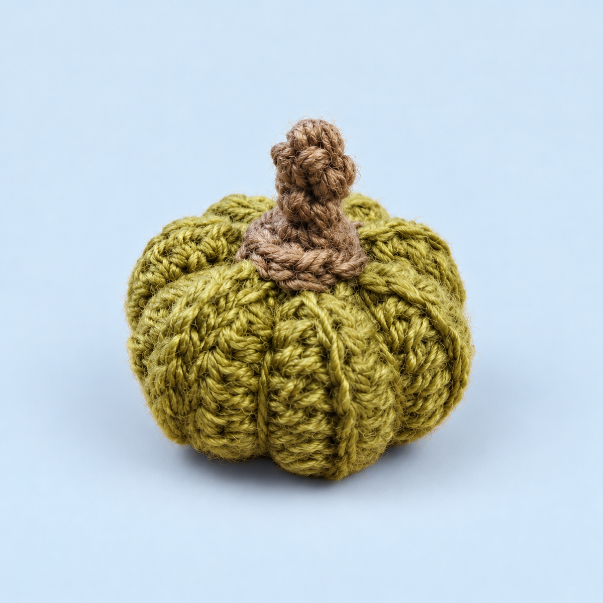 Kleine olijfgroene gehaakte pompoen Hannelore Modderkolk, AI-studiofoto