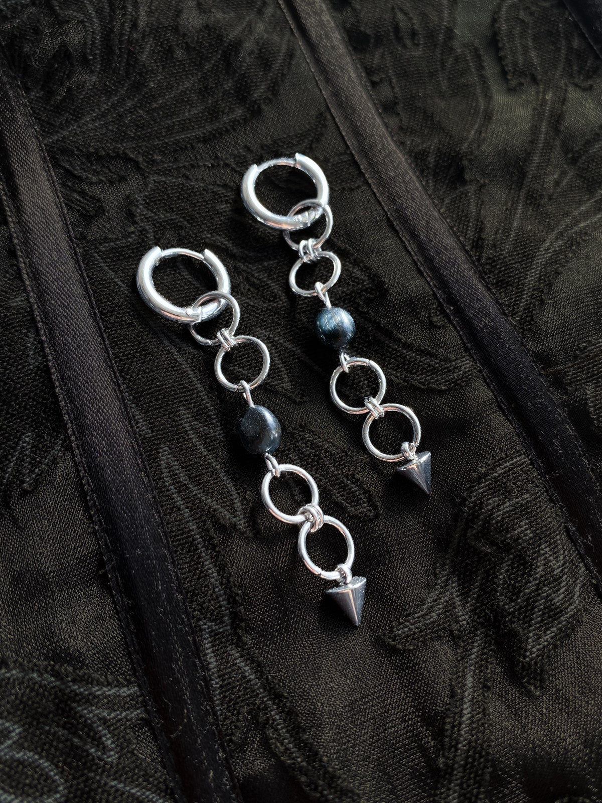 Mandragor Design Labradorite Earrings in stainless steel with blue-reflecting dark stones