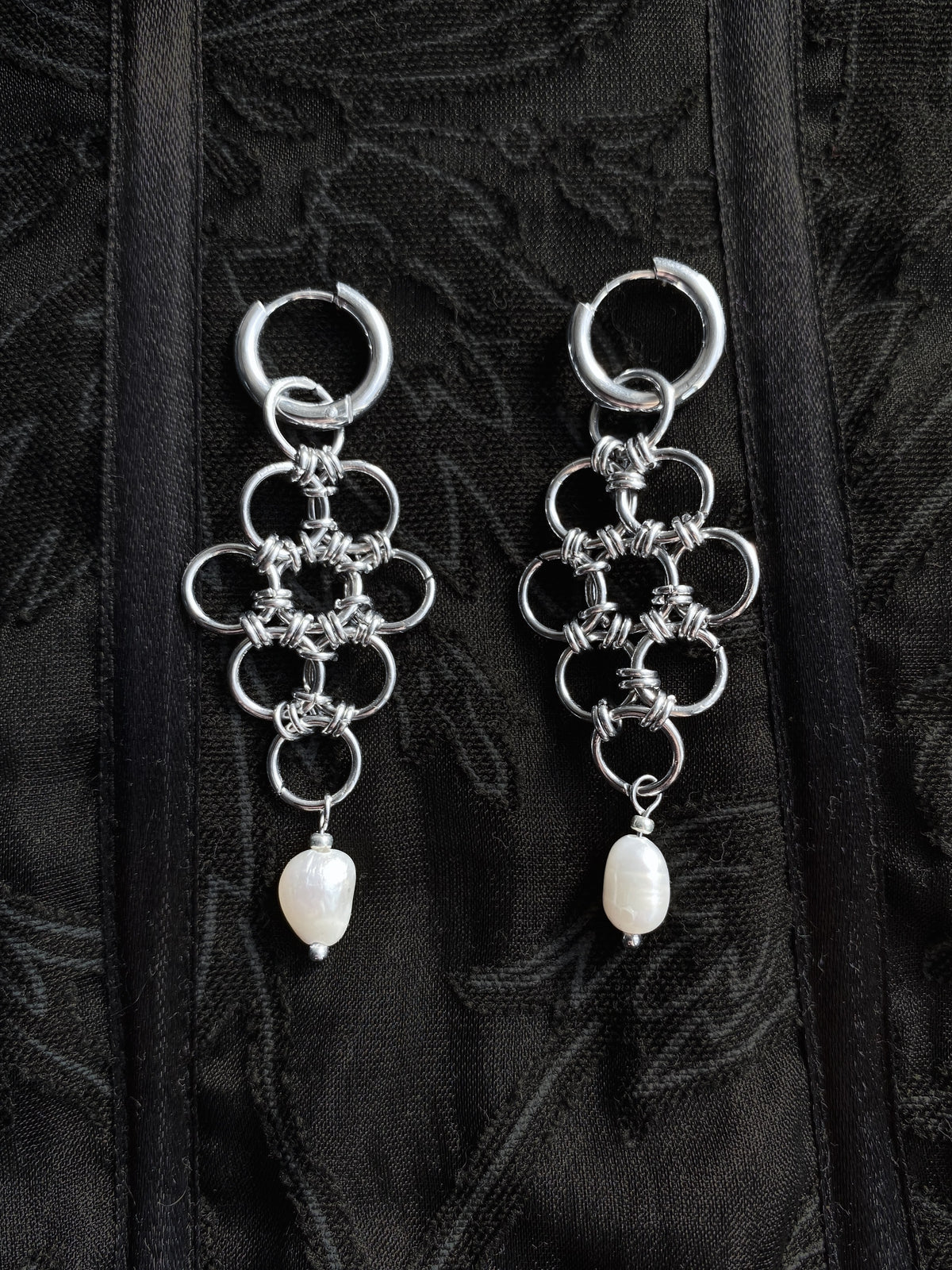 MANDRAGOR Melia Earrings, chainmail oorbellen met parelhangers