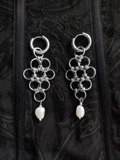 MANDRAGOR Melia Earrings, chainmail oorbellen met parelhangers