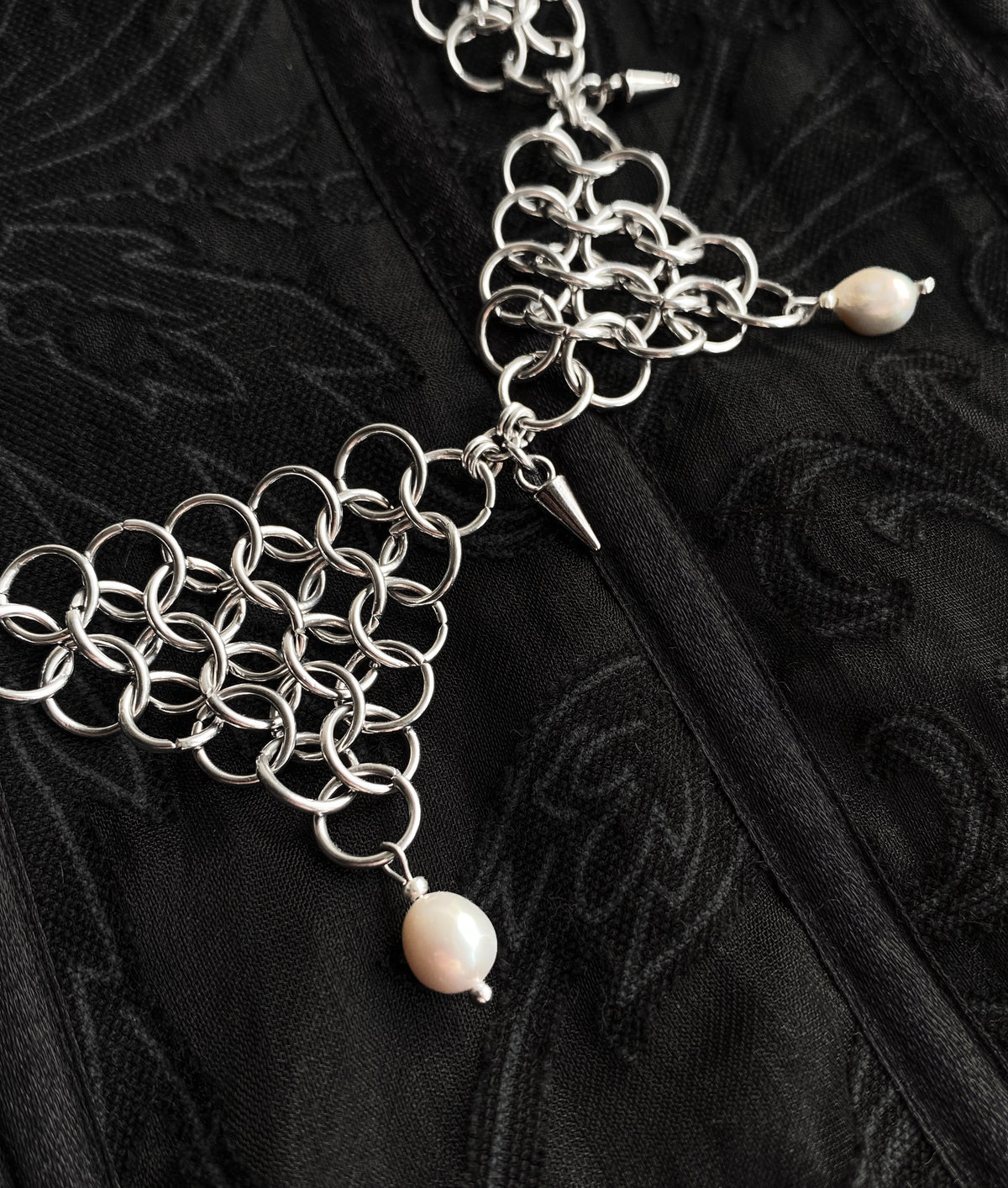 Detail van de Pieris II Necklace met schakels, puntige accenten en parel
