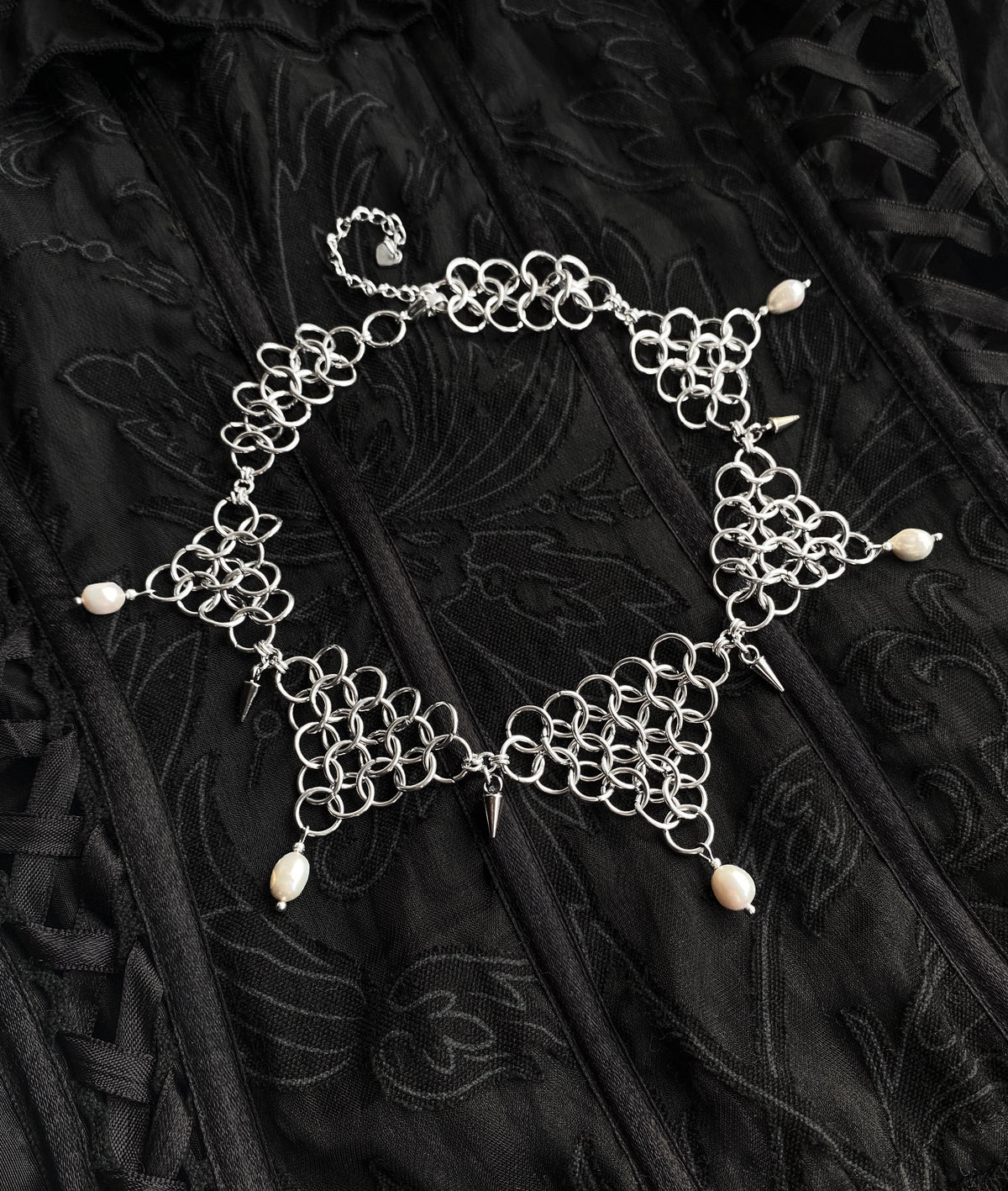 MANDRAGOR Pieris II Necklace, volledige ketting met chainmail en parels