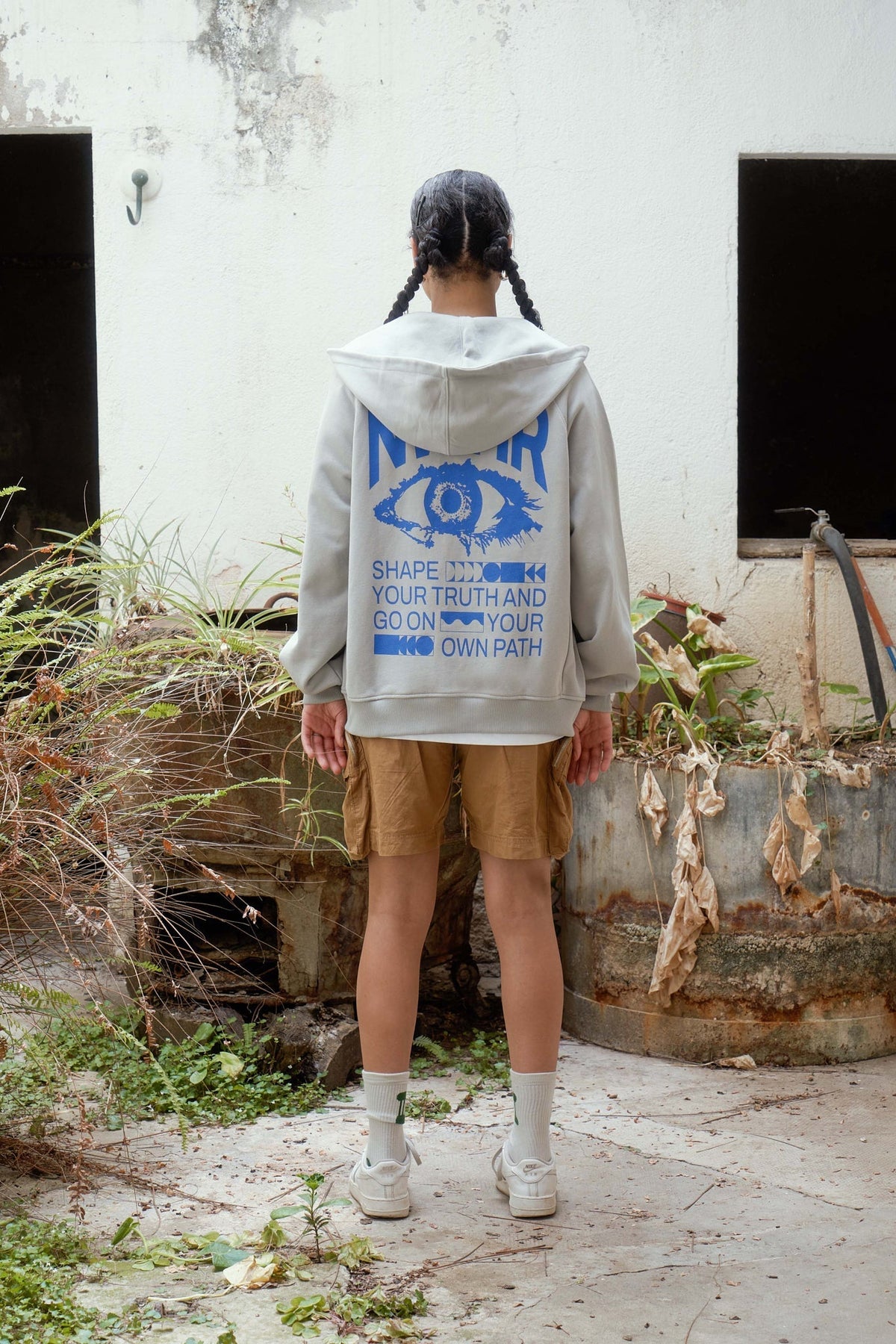 NWHR Eye Zipper Grey - model